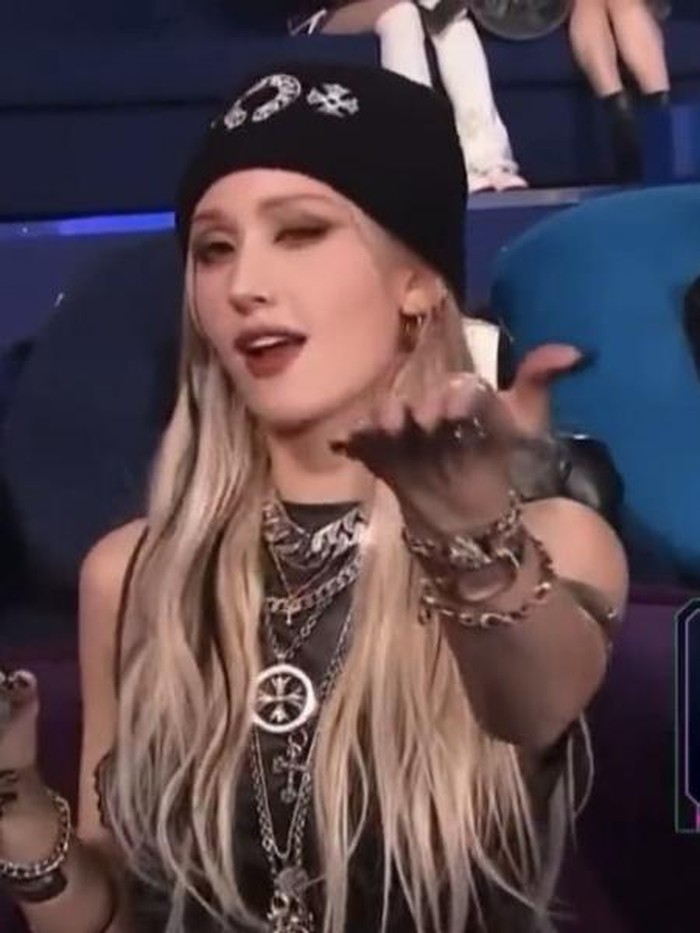 Dalam gaya lainnya, So Mi tampil dengan gaya fierce dan edgy, di mana ia mengenakan berbagai aksesoris yang menarik perhatian serta beanie hat berwarna hitam./ Foto: kpopstarz.com/instiz