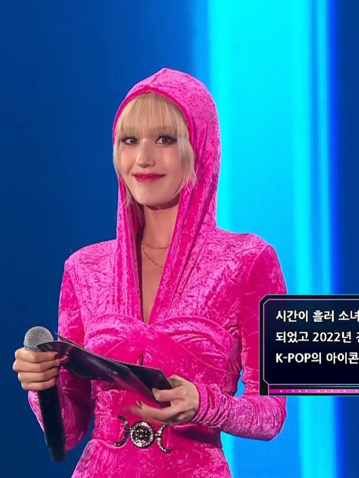 Tampil dalam balutan hot pink hooded shirt, warna neon tersebut sangat cocok dengan rambut So Mi yang cenderung terlihat blonde sedikit pucat. So Mi sudah cocok banget untuk tampil layaknya Barbie, ya!/ Foto: kbizoom.com