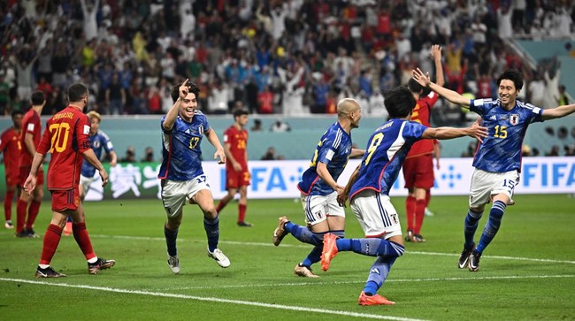 Jepang lolos ke babak 16 besar Piala Dunia 2022 usai mengalahkan Spanyol 2-1 pada laga penentu Grup E, Jumat (2/12) dini hari WIB.
