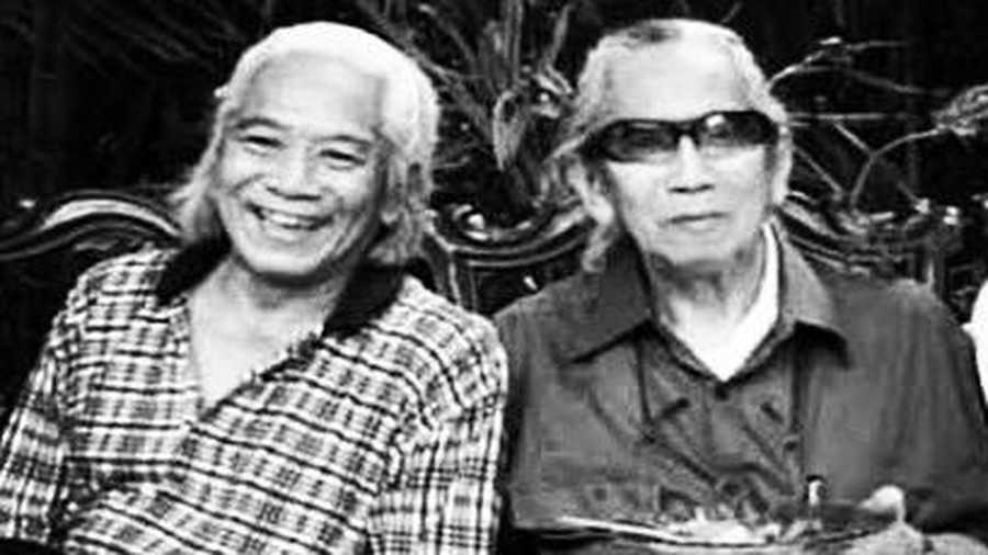 John Koeswoyo (memakai kacamata hitam) bersama Nomo Koeswoyo.
