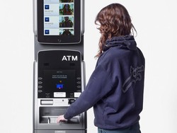 Unik Banget! ATM Ini Bisa Buat Kamu Pamer Saldo Rekening