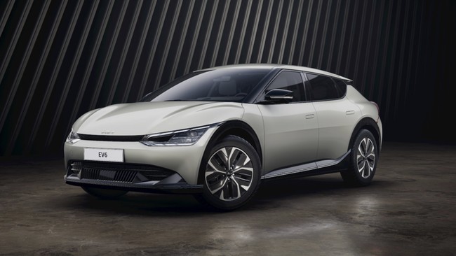 Harga Kia EV6 GT-Line tempel mobil listrik Toyota, bZ4X yang dipasarkan di Indonesia mencapai Rp1,19 miliar.