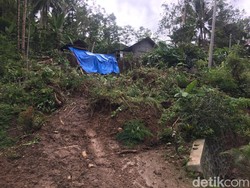 3 Hari Jalan di Kokap Tertutup Longsor, Pembersihan Terkendala Alat Berat