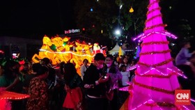 Lampion-Lampion Berbentuk Unik Hiasi Kota Solo Jelang Natal