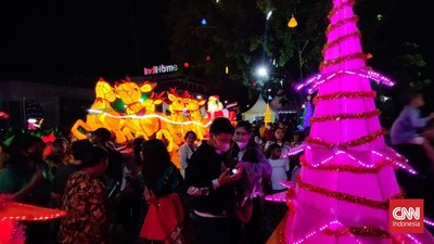 img-title Lampion-Lampion Berbentuk Unik Hiasi Kota Solo Jelang Natal