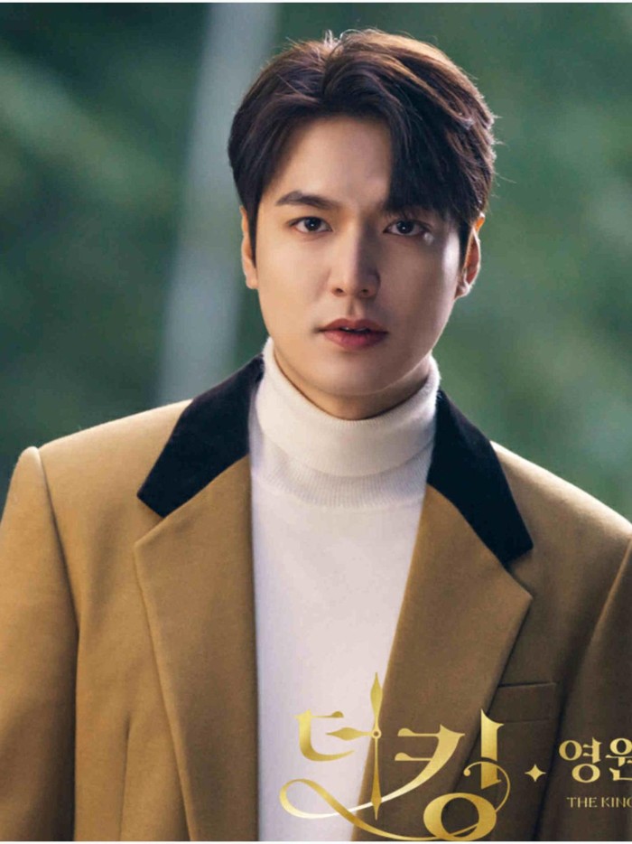 Lee Min Ho dalam drama The King: Eternal Monarch (2020) terlihat ikonik dengan sweater turtleneck dan luaran overcoat panjang yang menonjolkan bahu lebar dan tinggi badannya, membuatnya sempurna dengan perannya sebagai pangeran./ Foto: thesmartlocal.kr