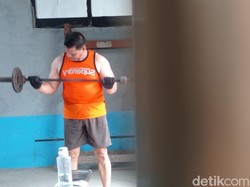 Mereka yang Setia Berlatih di Tempat Fitness Tertua di Indonesia