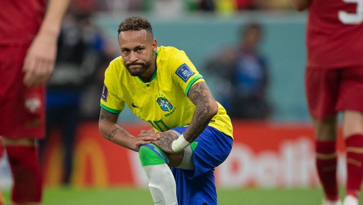 Neymar LUSAIL CITY, QATAR - NOVEMBER 24: Neymar of Brazil looks dejected during the FIFA World Cup Qatar 2022 Group G match between Brazil and Serbia at Lusail Stadium on November 24, 2022 in Lusail City, Qatar. (Photo by Visionhaus/Getty Images)