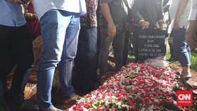 img-title Jenazah Ferry Mursyidan Tiba di TPU Karet Bivak