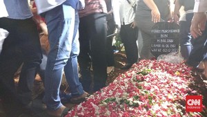 Isak Tangis Keluarga Iringi Pemakaman Ferry Mursyidan Baldan