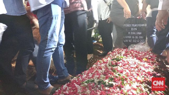Pemakaman Ferry diiringi isak tangis pihak keluarga dan kerabat. Tangis istri Ferry, Hanifah Husein tak terbendung ketika prosesi tabur bunga di atas pusara.