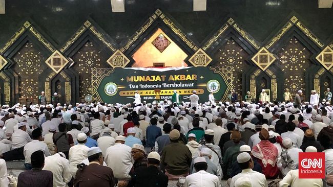 Mantan pentolan FPI Rizieq Shihab ikut menghadiri Reuni 212 yang kali ini digelar di Masjid At-Tin Jakarta Timur, Jumat (2/12).