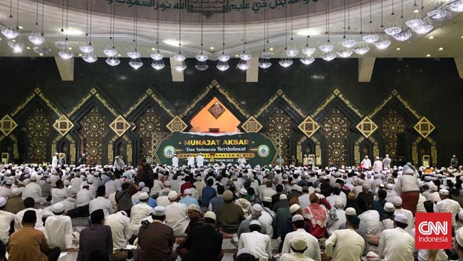 Massa Reuni 212 terlebih dahulu melakukan salat tahajud berjemaah pada pukul 03.10 WIB. Massa memenuhi bagian dalam maupun luar Masjid At-Tin.