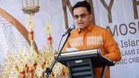 <p>Sebagai pejabat, Sahrul Gunawan kerap membagikan potret kegiatannya di media sosial. Mulai dari mengisi acara, hingga bersinggungan langsung dengan masyarakat yang dikunjungi. (Foto: Instagram @sahrulgunawanofficial)<br /><br /><br /></p>