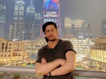 Shah Rukh Khan Pamer Isi Suvenir Mewah Pernikahan Anant Ambani