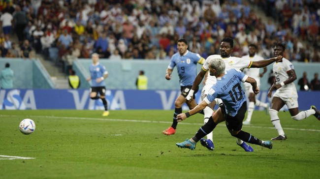 Uruguay unggul 2-0 atas Ghana pada babak pertama pertandingan terakhir Grup H Piala Dunia 2022 di Stadion Al Janoub, Jumat (2/12).