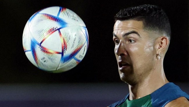 Jamie Carragher dan Gary Neville mengejek Cristiano Ronaldo yang memilih berkarier di Arab Saudi ketimbang Eropa dengan bergabung ke Al Nassr.