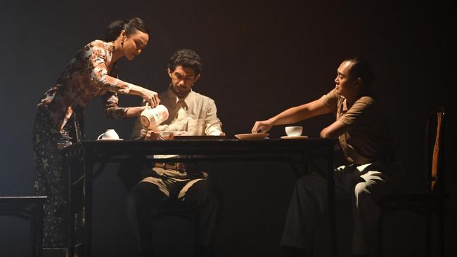Skenario drama adalah naskah tertulis yang merinci tentang dialog, adegan, dan petunjuk panggung. Simak contoh skenario drama singkat.