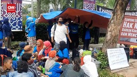VIDEO: Tangis Warga Eks Kampung Bayam Tuntut Kejelasan Sewa Hunian