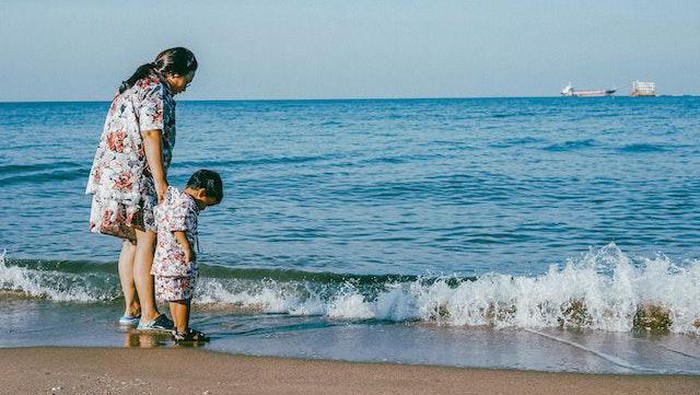 Tips aman berlibur di pantai/Foto: Pexels/pipop kunachon