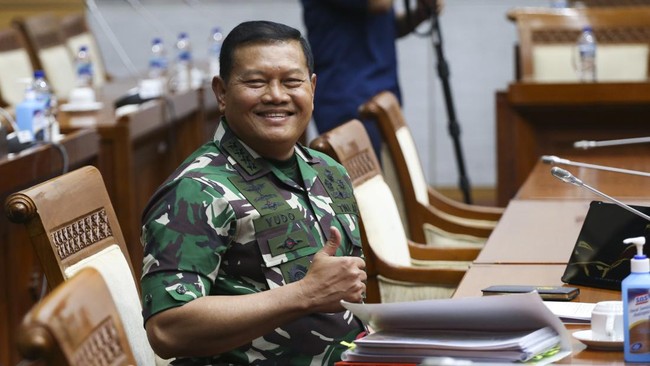 Yudo Respons Desakan Cabut Pangkat Tituler Deddy Corbuzier Yudo yang akan segera menjadi Panglima TNI berkata akan koordinasi dengan KSAD Dudung Abdurachman terkait nasib Letkol tituler Deddy Corbuzier.