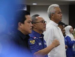 Ganjar-Zulhas Saling Seloroh soal Rambut Putih Saat Bertemu di Semarang