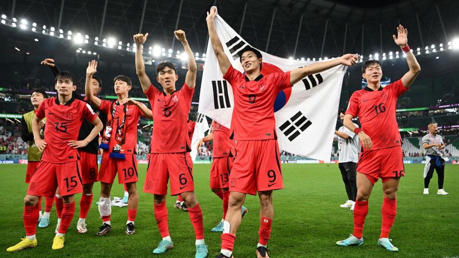 AL RAYYAN, QATAR - DECEMBER 02: Moonhwan Kim, Jaesung Lee, Inbeom Hwang, Guesung Cho and Uijo Hwang of Korea Republic celebrate after the team's qualification to the knockout stages during the FIFA World Cup Qatar 2022 Group H match between Korea Republic and Portugal at Education City Stadium on December 02, 2022 in Al Rayyan, Qatar. (Photo by Shaun Botterill - FIFA/FIFA via Getty Images)