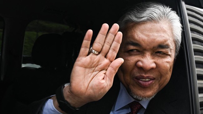 Netizen Malaysia Sewot Anwar Pilih Wakil PM Terjerat Korupsi Netizen Malaysia sewot Anwar Ibrahim pilih Ahmad Zahid Hamidi yang diduga terjerat kasus korupsi dan pelecehan sebagai Wakil PM.