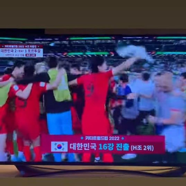 <p>Terakhir ada Song Hye Kyo nih, Bunda. Wanita kelahiran 41 tahun silam ini juga membagikan momen saat para pemain melakukan euforia kemangan di lapangan. Ia turut merayakan kemenangan timnas Korea Selatan tersebut. (Foto: Instagram @Kyo1122)</p>