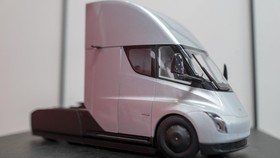 Penuhi Janji 2019, Tesla Kirim Truk Listrik Semi ke Konsumen