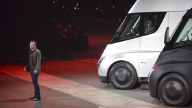 FOTO: Truk Listrik buatan Tesla Pertama Kalinya Dikirim ke Pembeli