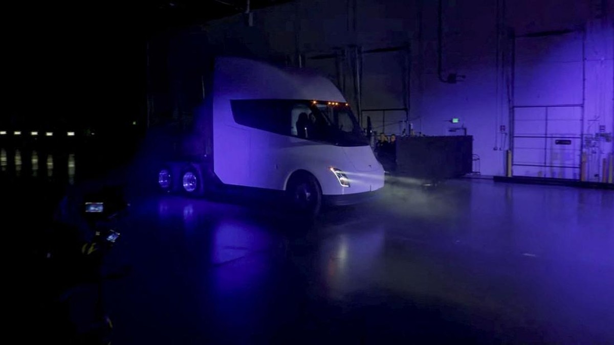 FOTO: Truk Listrik buatan Tesla Pertama Kalinya Dikirim ke Pembeli