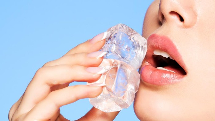 Viral di TikTok Pemakaian Ice Cube Treatment, Ini Manfaat Es Batu untuk Kecantikan