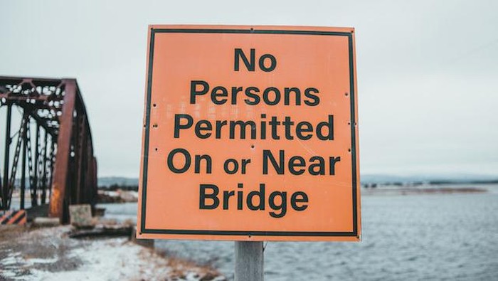 Ilustrasi tanda peringatan di pantai/Foto: Pexels/Erik Mclean