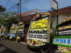 Karangan Bunga Dukacita Banjiri Halaman Rumah Ferry Mursyidan
