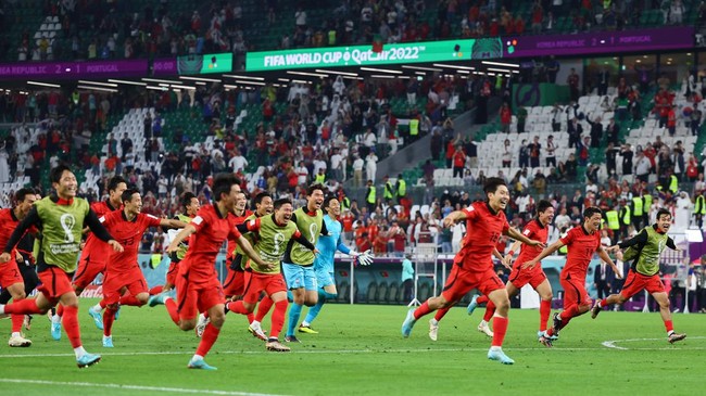 Berikut daftar lengkap tim negara yang lolos ke babak 16 besar Piala Dunia 2022 setelah rangkaian babak penyisihan grup rampung.
