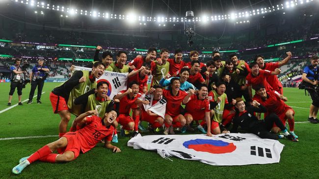 Korea Selatan menjadi tim ketiga asal Asia yang berhasil lolos ke babak 16 besar Piala Dunia 2022 di Qatar.