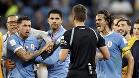 Sikut Direktur FIFA, Pemain Uruguay Gimenez Terancam Sanksi 15 Laga