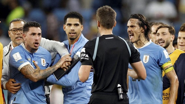 Bintang Uruguay Jose Gimenes terancam mendapatkan sanksi larangan bermain selama 15 pertandingan usai tertangkap kamera menyikut Direktur Kompetisi FIFA.