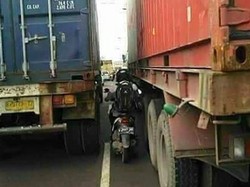 Viral Pemotor Gagal Nyalip Truk Besar, Berujung Jatuh dan Terlindas