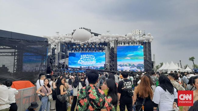 NIKI menjadi salah satu penampil yang dinantikan pengunjung Head in the Clouds 2022 Jakarta di PIK 2, Sabtu (3/12).