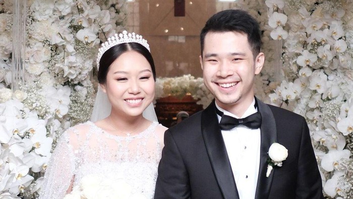 img-title Menikah dengan Jess No Limit, Sisca Kohl Terlihat Anggun dengan Gaun Pengantin Bertabur Kristal