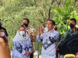 Kompak! Jokowi-Ganjar Berbaju PGRI dan Berangkat Pulang Semobil
