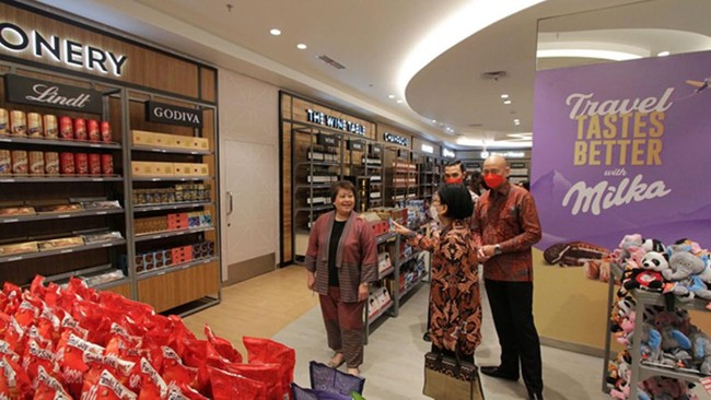 PT Sarinah (Persero) membuka Sarinah Duty Free yang menawarkan produk internasional seperti parfum, kosmetik, aksesoris, hingga minuman beralkohol.