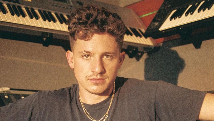 Sempat Dirahasiakan, Charlie Puth Pamer Pacar Saat Rayakan Ultah