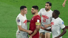 img-title Aksi Kontroversial Xhaka: Pegang Kemaluan Provokasi Pemain Serbia
