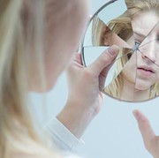 7 Fakta di Balik Takhayul Nasib Buruk yang Wajib Kamu Tahu, Cermin Pecah Dianggap Pertanda Jelek?