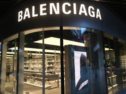 Tuai Kecaman, Balenciaga Minta Maaf Usai Tampilkan Promo Anak Pegang Boneka Mirip 'BDSM'