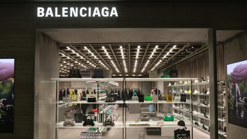 KIM KARDASHIAN IKUT PROTES TERKAIT KAMPANYE BALENCIAGA