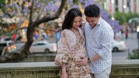 <p>Dengan latar belakang pemandangan kota yang indah, Acha pamerkan potret mesra bersama sang suami yang sedang memegang <em>baby bump</em>-nya yang sudah mulai terlihat. (Foto: Instagram@septriasaacha)</p>